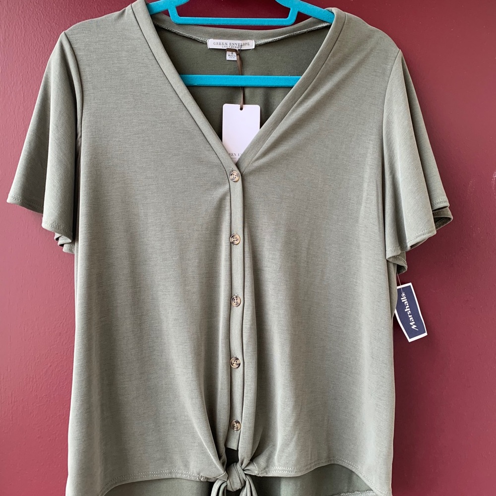 Short sleeve shirt tied